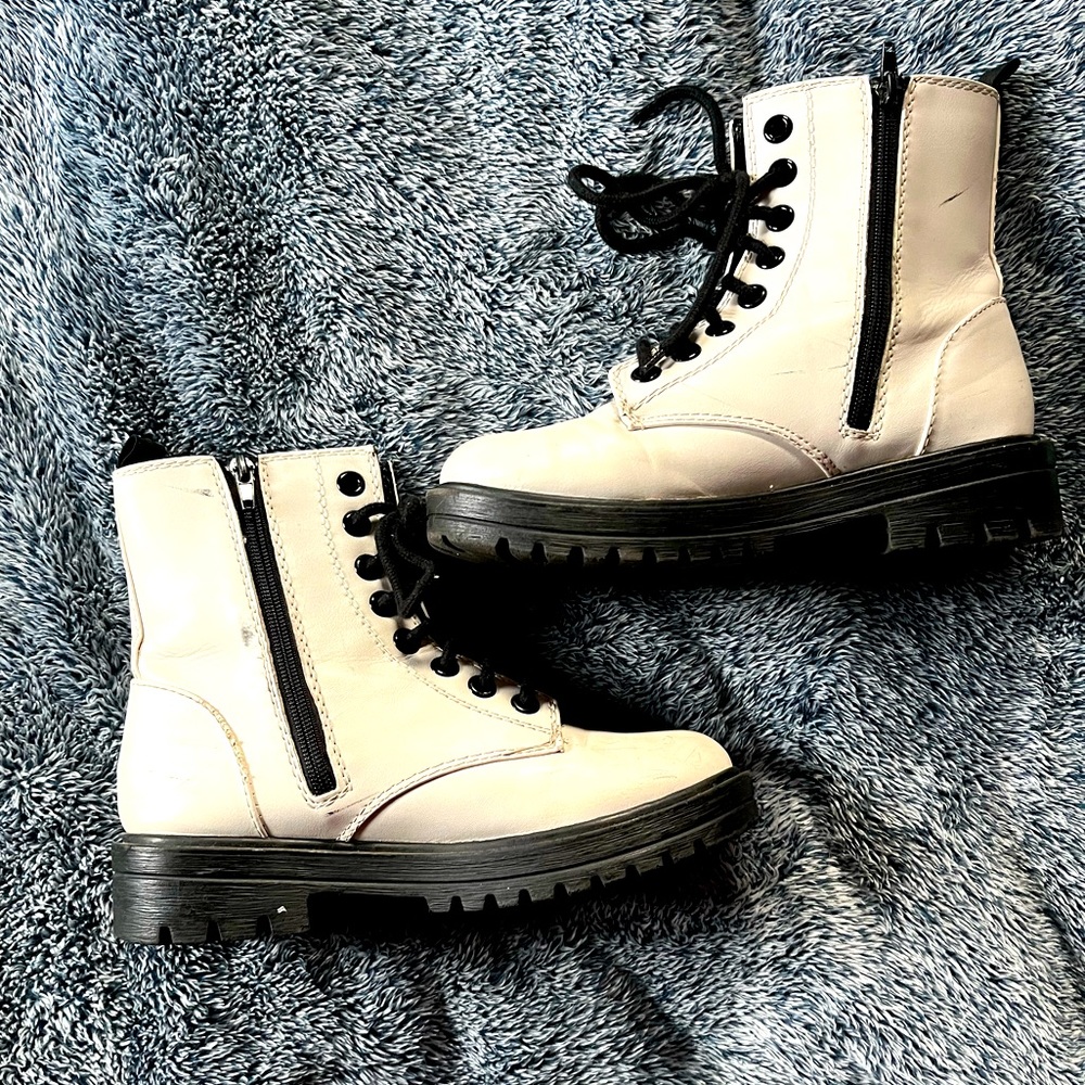 Ladies white boots size 7